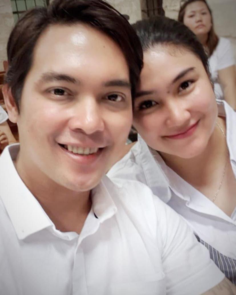 Bak Masih Pacaran, Ini 10 Potret Mesra Donnie eks Ada Band & Istri
