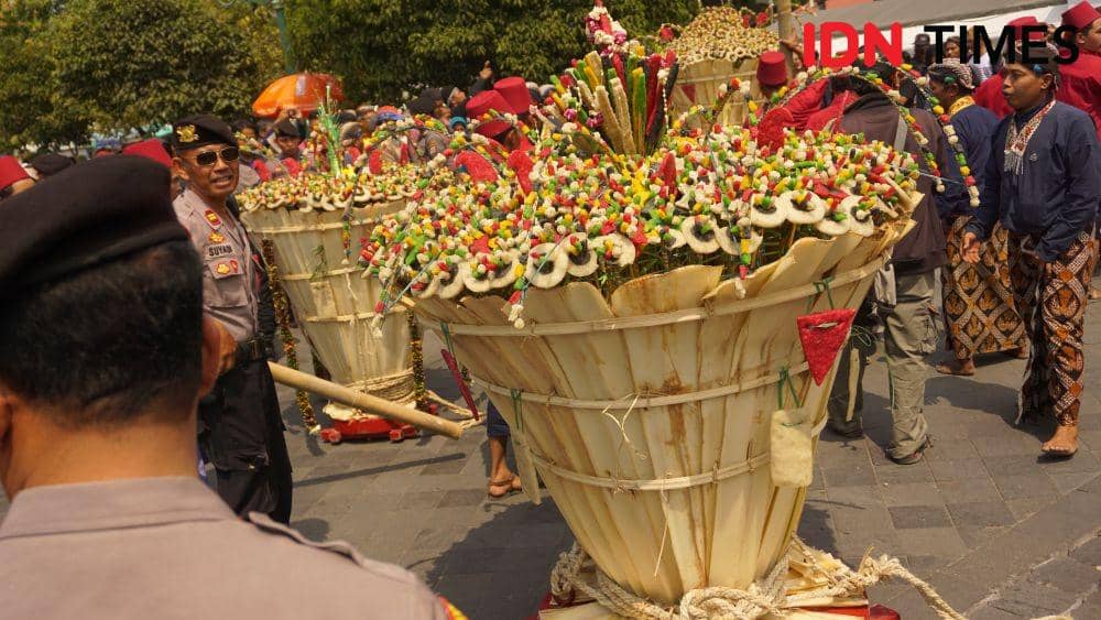 Tradisi dan Berkah di Garebeg. Ratusan Orang Berebut Pemberian Raja