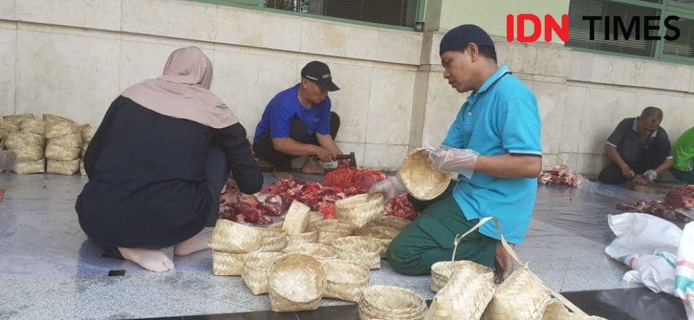 Ilustrasi daging kurban (IDN Times/Helmi Shemi)
