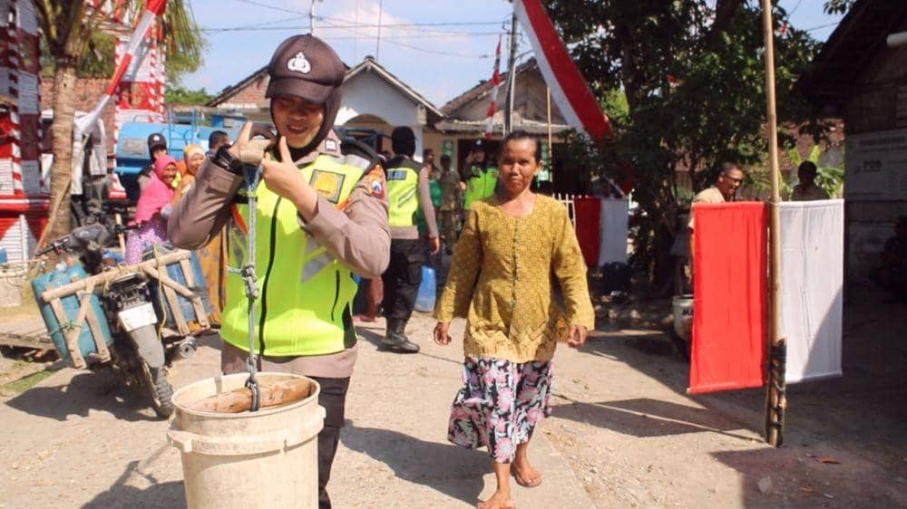 Kekeringan, Polisi di Bojonegoro Salurkan Air Bersih ke Warga