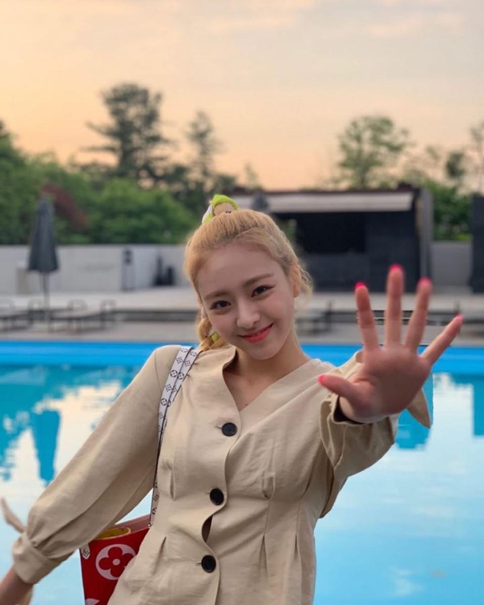 10 potret memukau shin yuna, maknae itzy yang baru berusia 15 tah