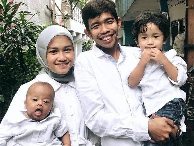 Anak Idap Sakit Langka, 10 Potret Kompak Keluarga Kecil Dede Sunandar