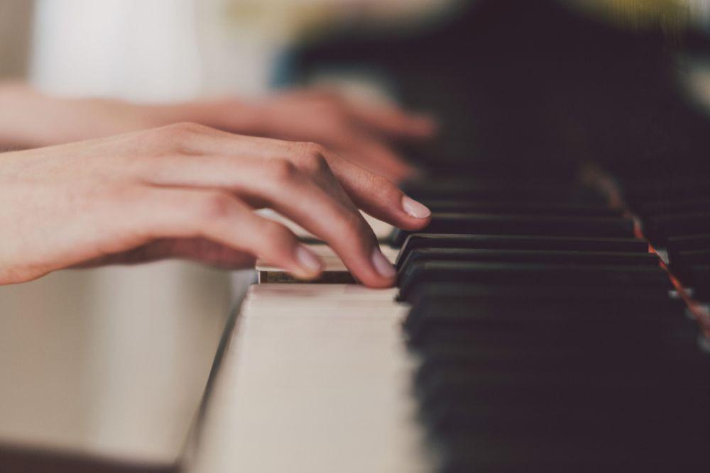 Bisa Main Alat Musik? Ini 7 Manfaat Bermain Piano untuk Kesehatan Kamu