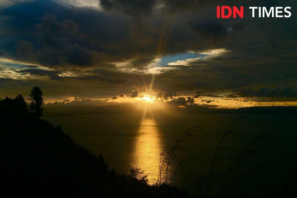 Menapaki Romantisnya Senja di Bukit Singgolom Toba