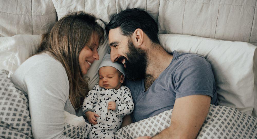 7 Tips Agar Suami Istri Tetap Romantis Meski Sibuk Urus Bayi