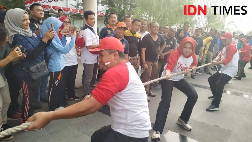 [FOTO] Keseruan Wali Kota Airin Ikut Lomba 17 Agustus di Tangsel