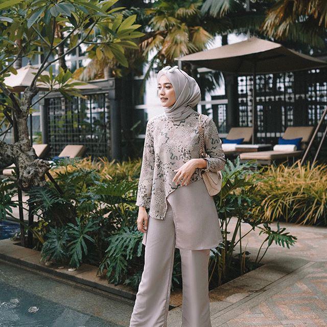 Bukan Dress atau Rok, Ini 6 Hijab Outfit Kondangan untuk si Tomboy!