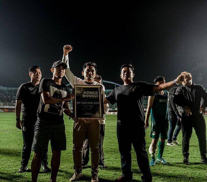 Pelatih PS Sleman, Seto Nurdiantoro, ketika menerima bonus dari BCS. Instagram/@pssleman