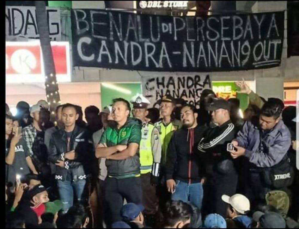 Kalah 4-0 di Malang, Ratusan Bonek Geruduk Kantor Persebaya