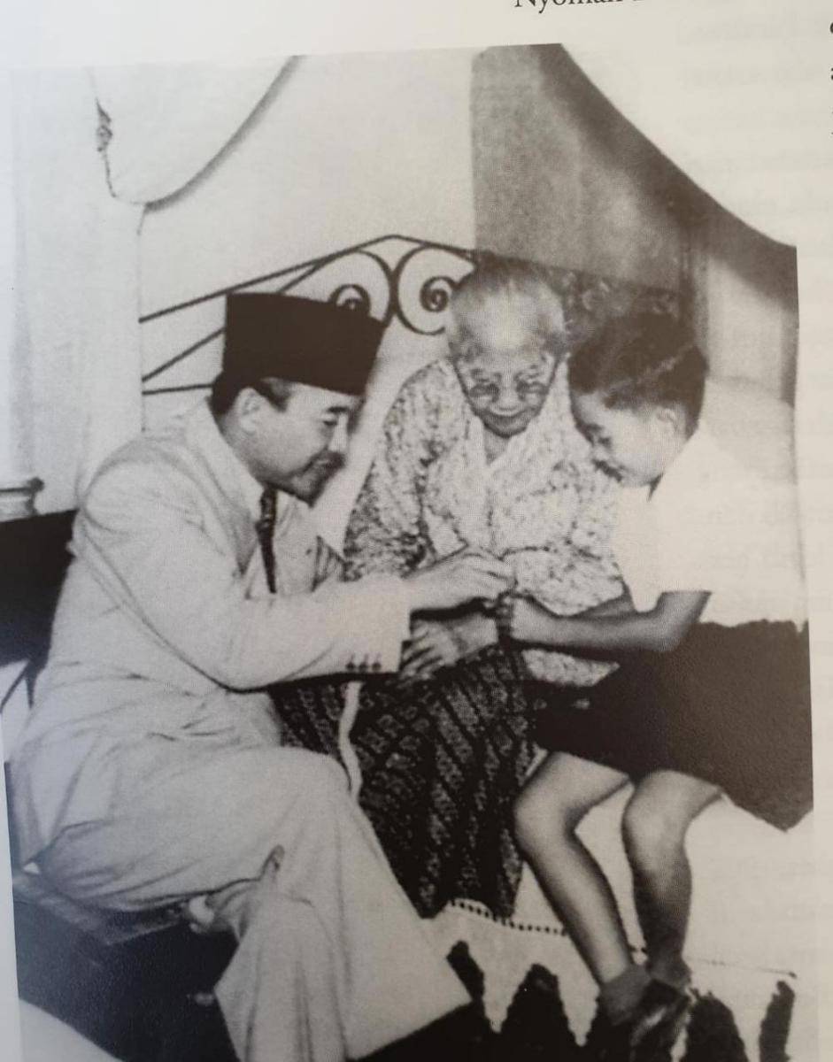 Potret Ida Ayu Nyoman Rai bersama anak dan cucunya, Guntur Soekarno Putra. Diambil dari buku Ibu Indonesia dalam Kenangan (IDN Times/Vanny El Rahman)