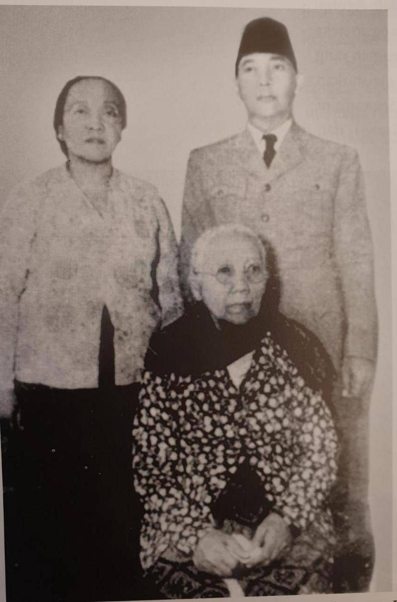 Soekarno bersama kakaknya, Soekarmini, dan ibunya. Diambil dari buku Ibu Indonesia dalam Kenangan (IDN Times/Vanny El Rahman)