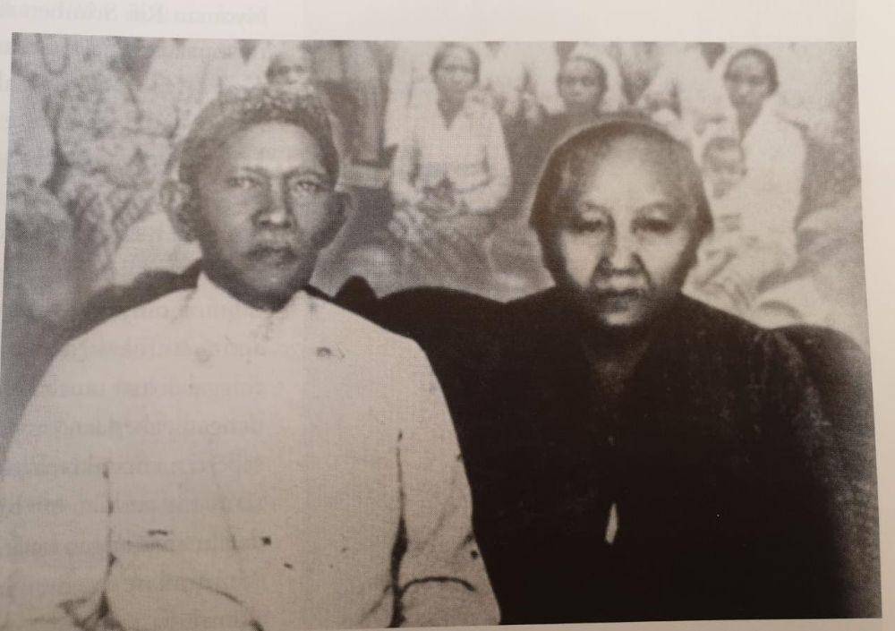 Ida Ayu Nyoman Rai bersama suaminya Raden Soekemi. Diambil dari buku Ibu Indonesia dalam Kenangan (IDN Times/Vanny El Rahman)