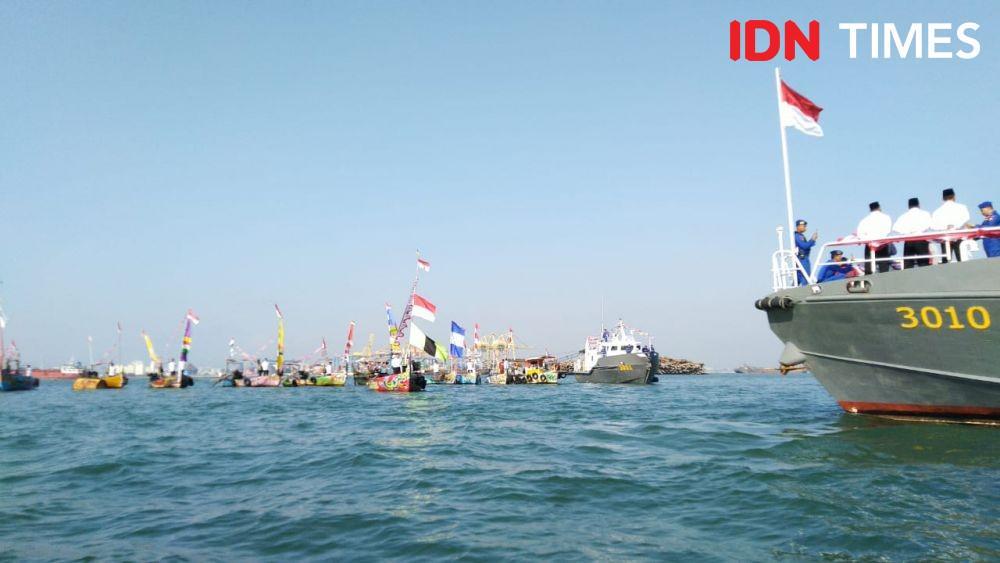 Peringati HUT RI, Nelayan Kibarkan Merah Putih di Laut Jawa