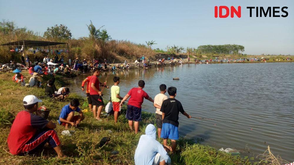 Warga Babakan Manfaatkan Lubang Bekas Galian Pasir untuk Lomba Mancing