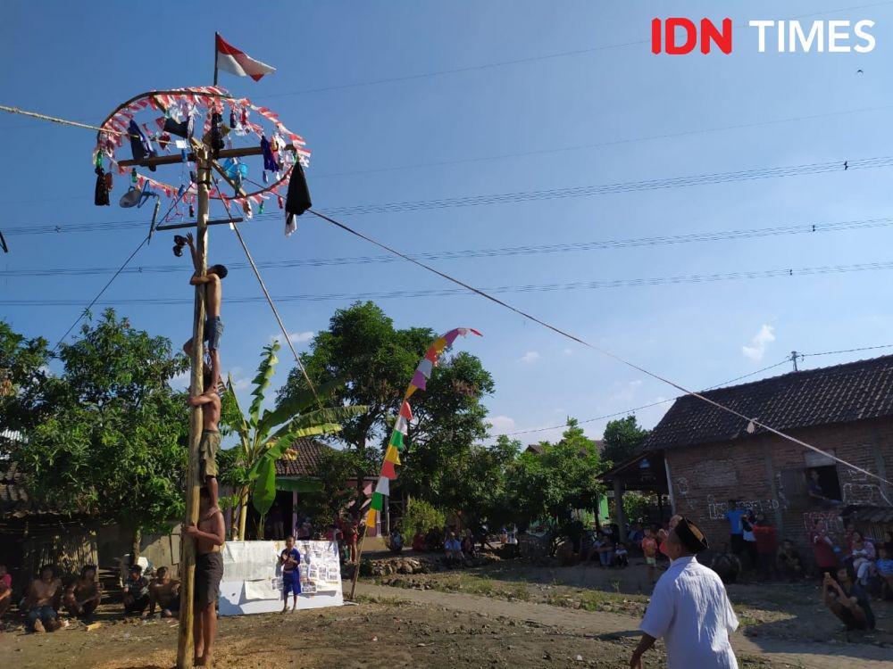 Ada Panjat Pinang Berhadiah Kambing di Semarang, Seru Abis!