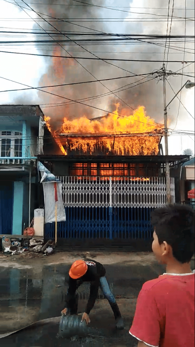 Sehari 6 Bangunan Terbakar, Padamkan si Jago Merah Pakai Air Parit
