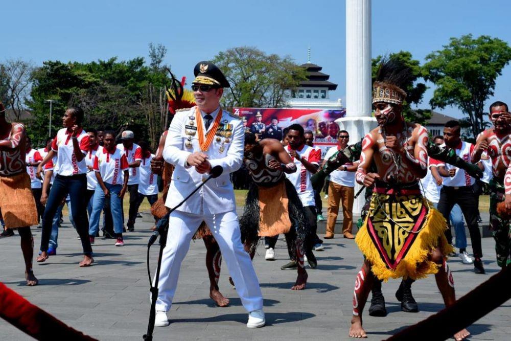 Semarak HUT ke-74 RI, Ridwan Kamil Bersama Warga Papua Menari Sajojo