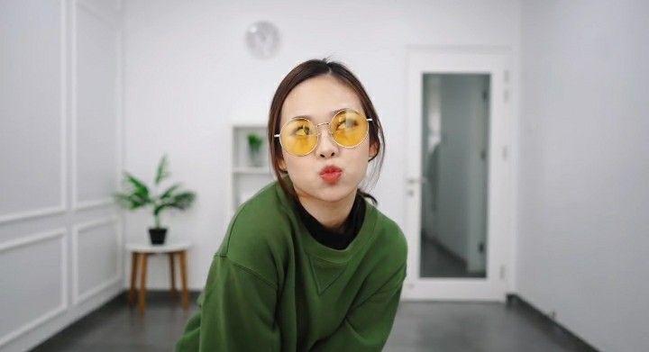 10 Inspirasi Mix and Match Boyfriend Sweater Ala YouTuber Molita Lin