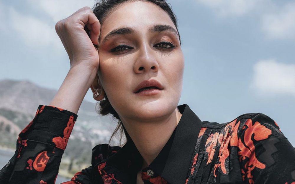 10 Gaya Luna Maya Saat Lakukan Pemotretan, Unik & Fotogenik Banget!