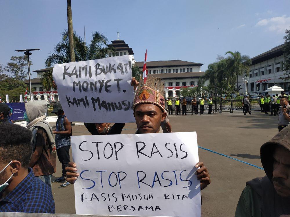 [BREAKING] Puluhan Mahasiswa Papua Aksi di Depan Gedung Sate