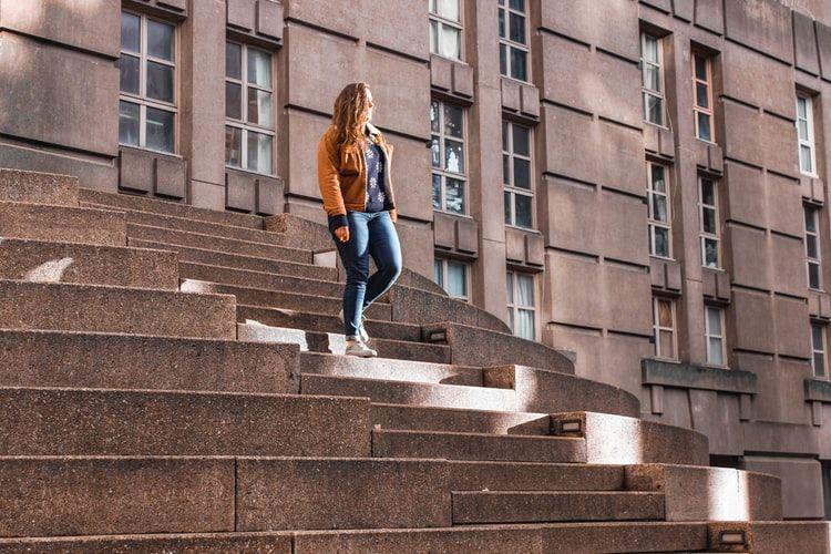 6 Jenis Outfit yang Tepat untuk Cewek Bertubuh Curvy, Catat Ya Girls!