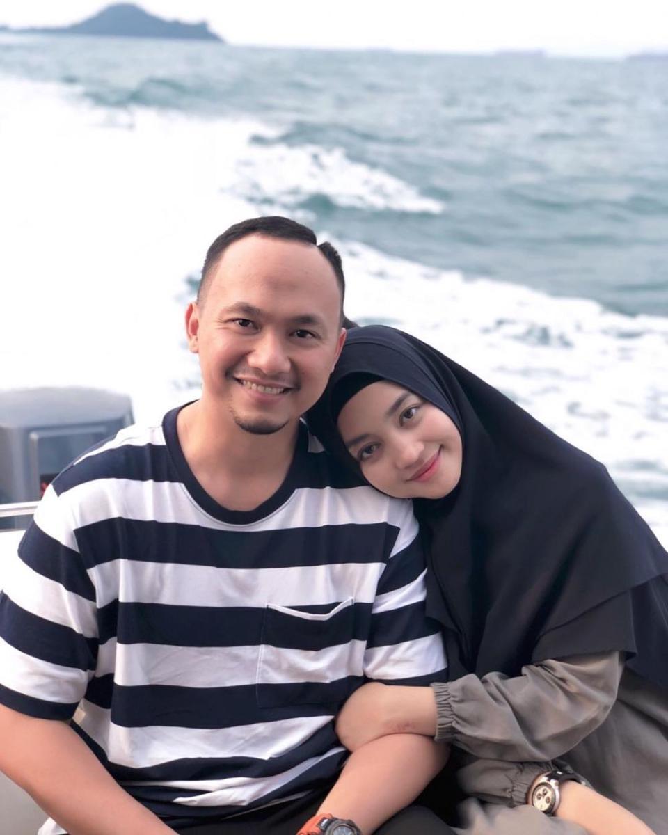 Menjadi Istri Pengusaha, 10 Potret Romantis Nuri Maulida & Suami