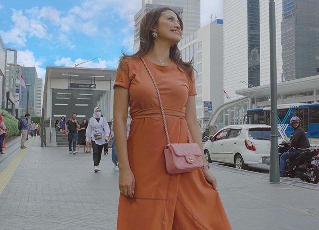 10 Inspirasi Dress ala Cynthia Ganesha, Bikin Kamu Tampil Anggun!