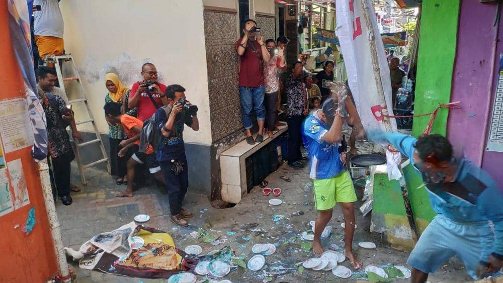 Saling Lempar Bubur, Cara Masyarakat Tuban Jauhkan Marabahaya