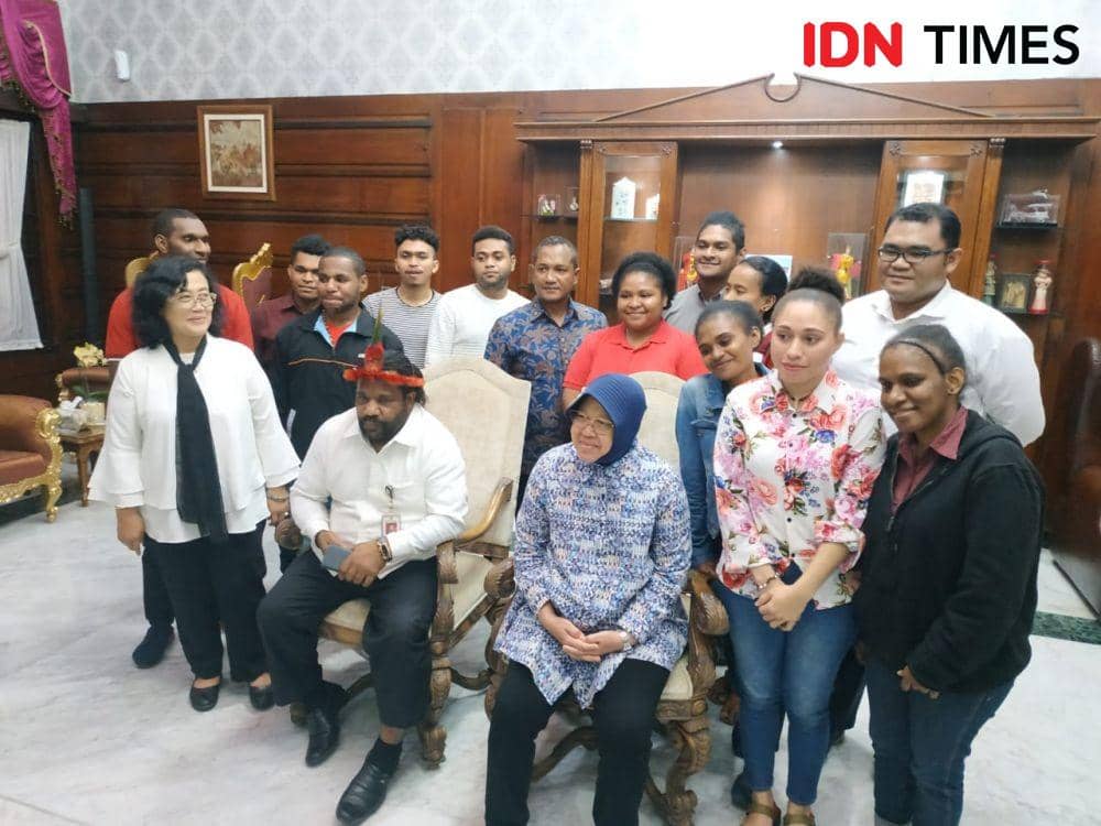 Wali Kota Surabaya Tri Rismaharini saat bertemu dengan Staf Presiden Lenis Kogoya dan mahaiswa Papua (IDN Times/Fitria Madia)
