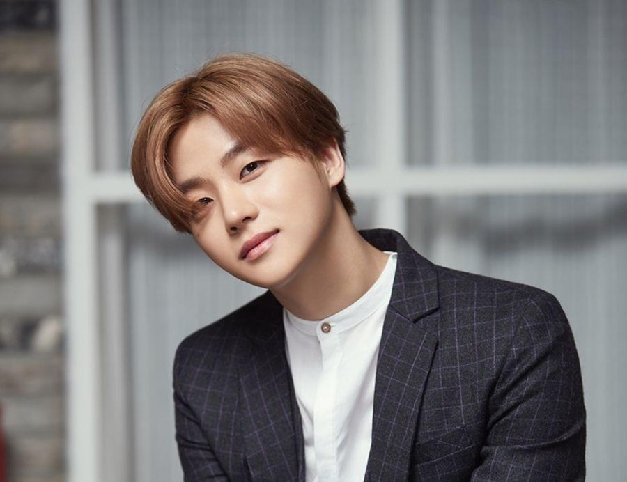 7 Potret Transformasi Warna Rambut Jinhwan iKON, Keren Mana?