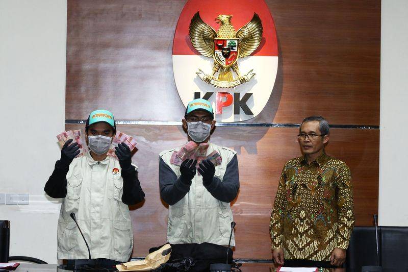 (Penyidik KPK menunjukan barang bukti OTT Jaksa di Yogyakarta) ANTARA FOTO/Rivan Awal Lingga