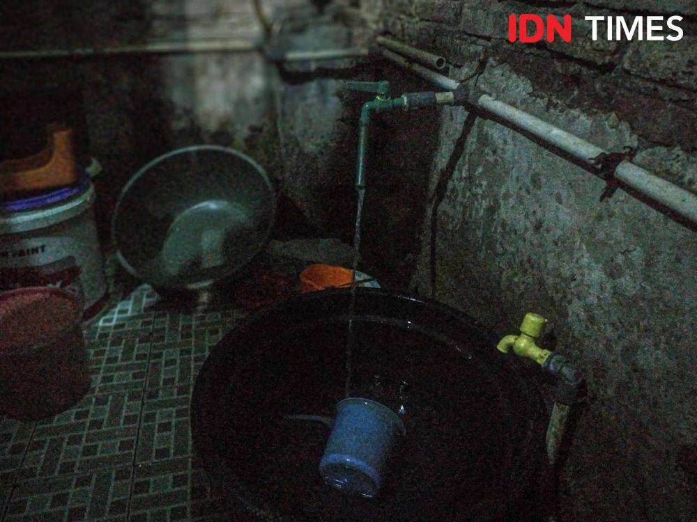 IDN Times/Keran yang mengeluarkan air seadanya (Axel Jo Harianja)
