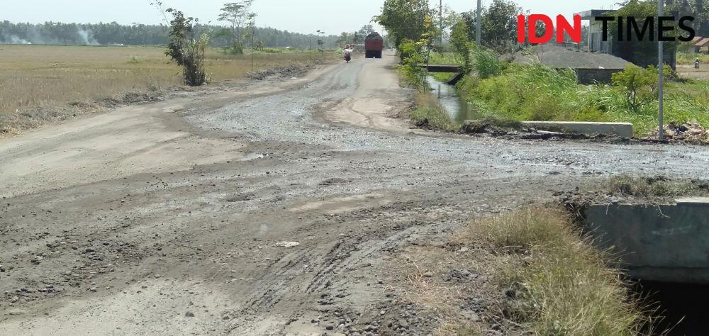Truk Pasir Sebabkan Jalan Menuju Tempat Wisata Pantai Trisik Rusak