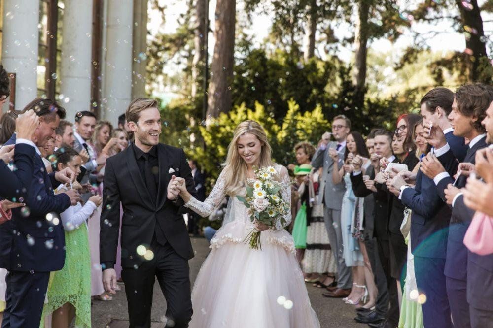8 Tahun Pacaran, 10 Momen Manis Pernikahan PewDiePie & Marzia Bisognin