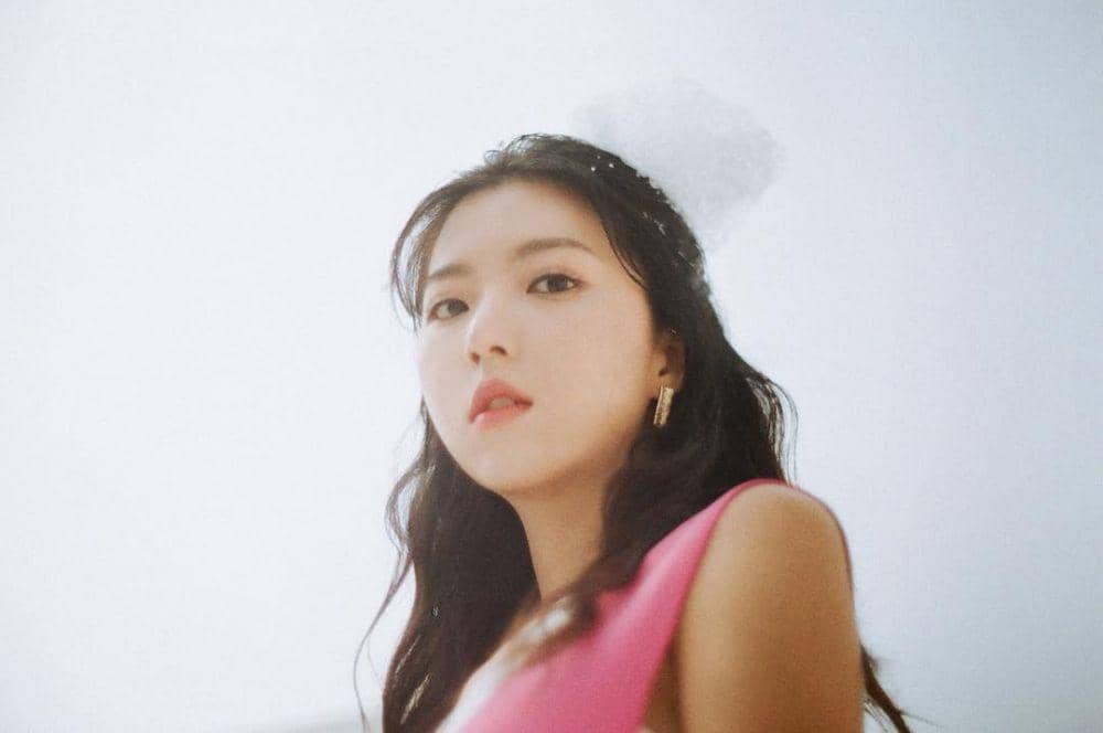 11 Potret Anggun Stella Jang, Solois yang Jadi Teman Duet Kim Jaehwan