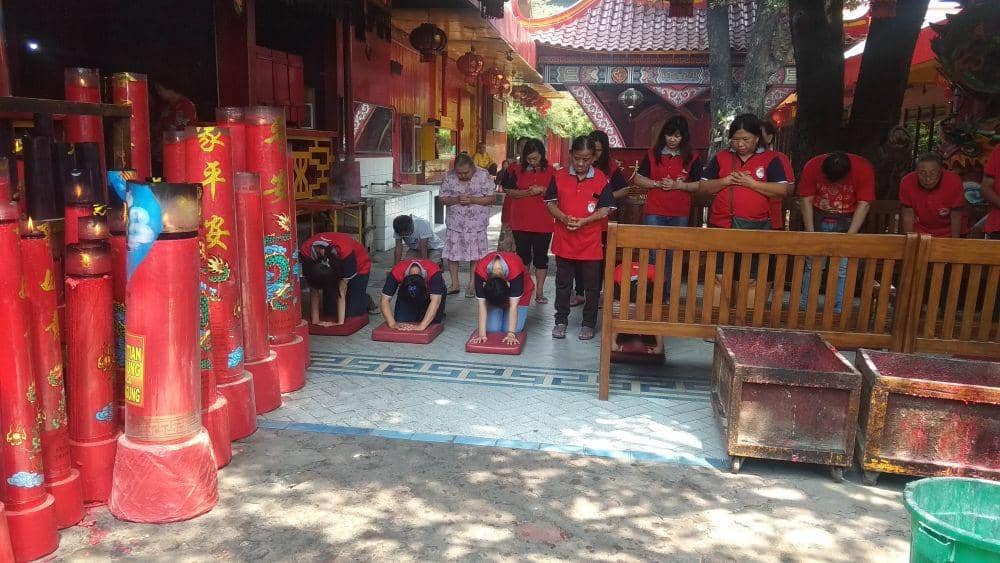 Umat Kelenteng Kwan Sing Bio Tuban Doakan Perdamaian untuk Papua