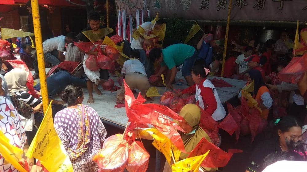 Sedekah Bumi, Warga Berebut Nasi Buceng di Kelenteng Tuban