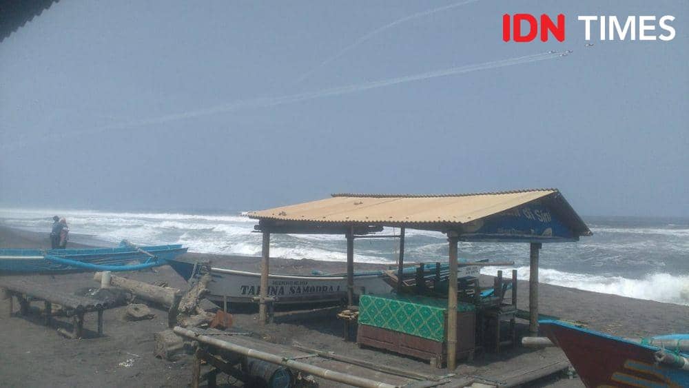 Gelombang Tinggi di Pantai Bantul, Ratusan Nelayan Puasa Melaut