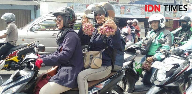 Harga Terpuruk, Relawan dan Petani Lakukan Aksi Bagi-Bagi Bawang Merah
