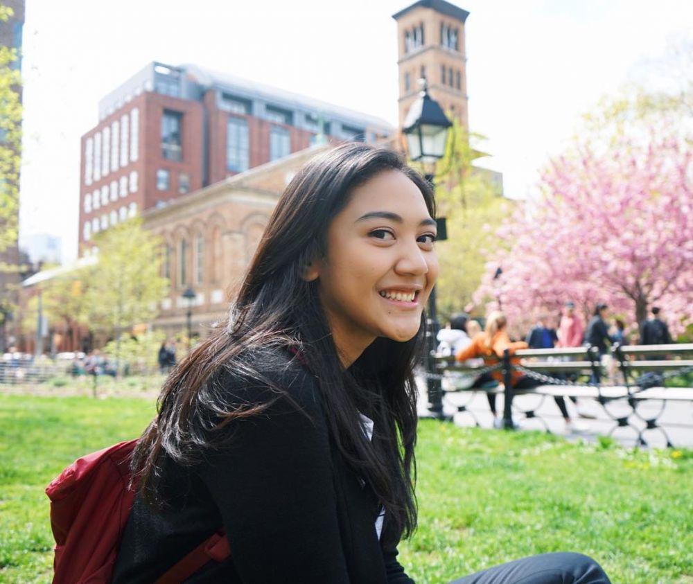 5 Gaya OOTD Ngantor ala Putri Tanjung yang Elegan dengan Blazer