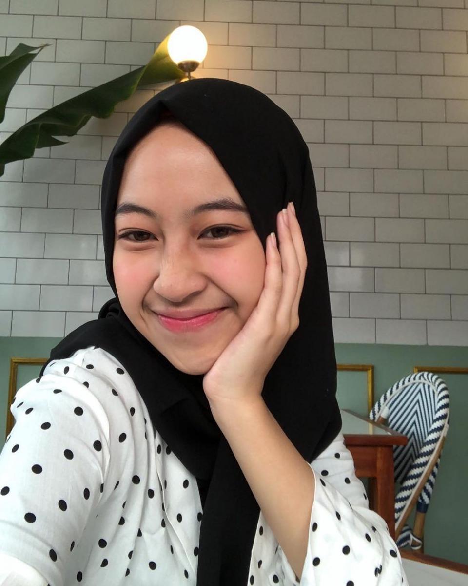 10 Potret Adiba Khanza Dalam Balutan Jilbab Warna Hitam, Memesona Abis