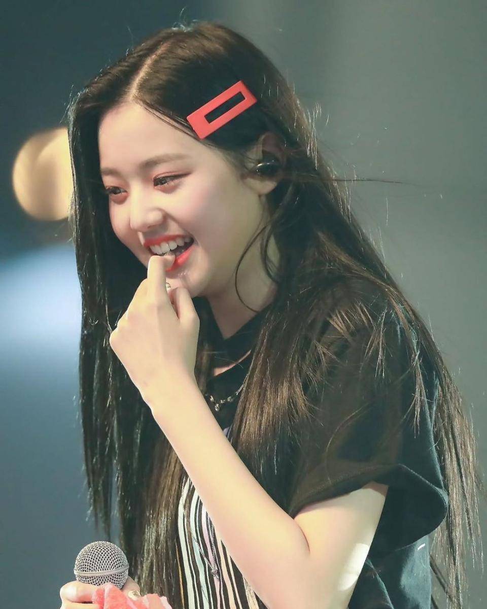 Instagram/wonyoung.izone