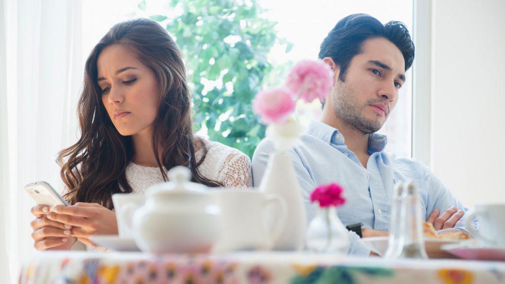 5 Tanda Kamu Pacaran sama Orang yang Labil Emosinya, Masih Mau Lanjut?