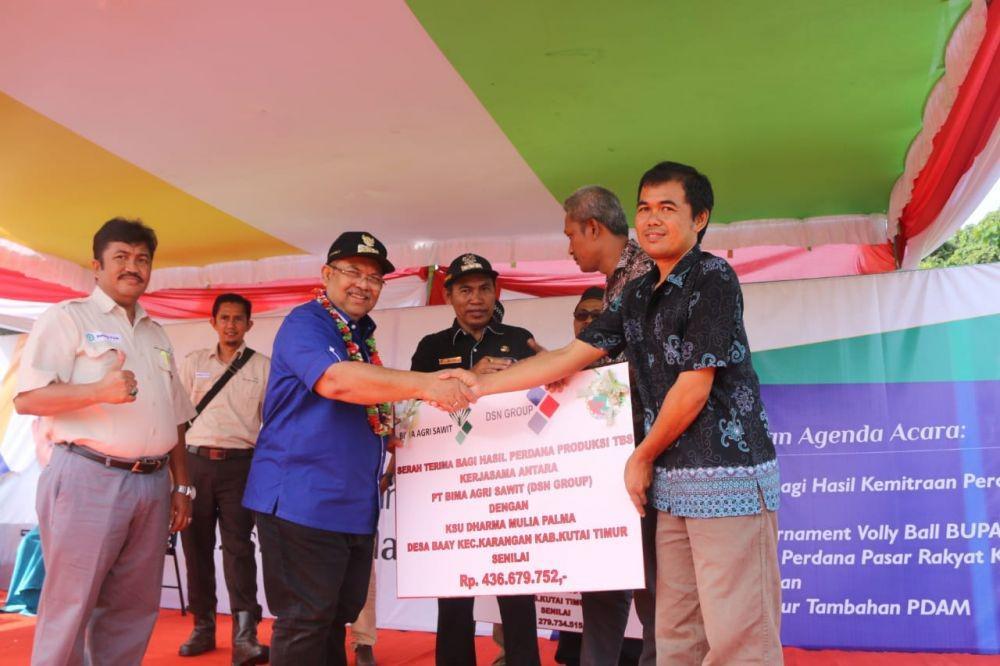 Bupati Ismu Saksikan Serah Terima Hasil Kebun Sawit Kemitraan-PT BAS & Warga