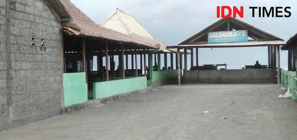 Ilustrasi rumah makan seadfood di Pantai Depok. IDN Times/Daruwaskita