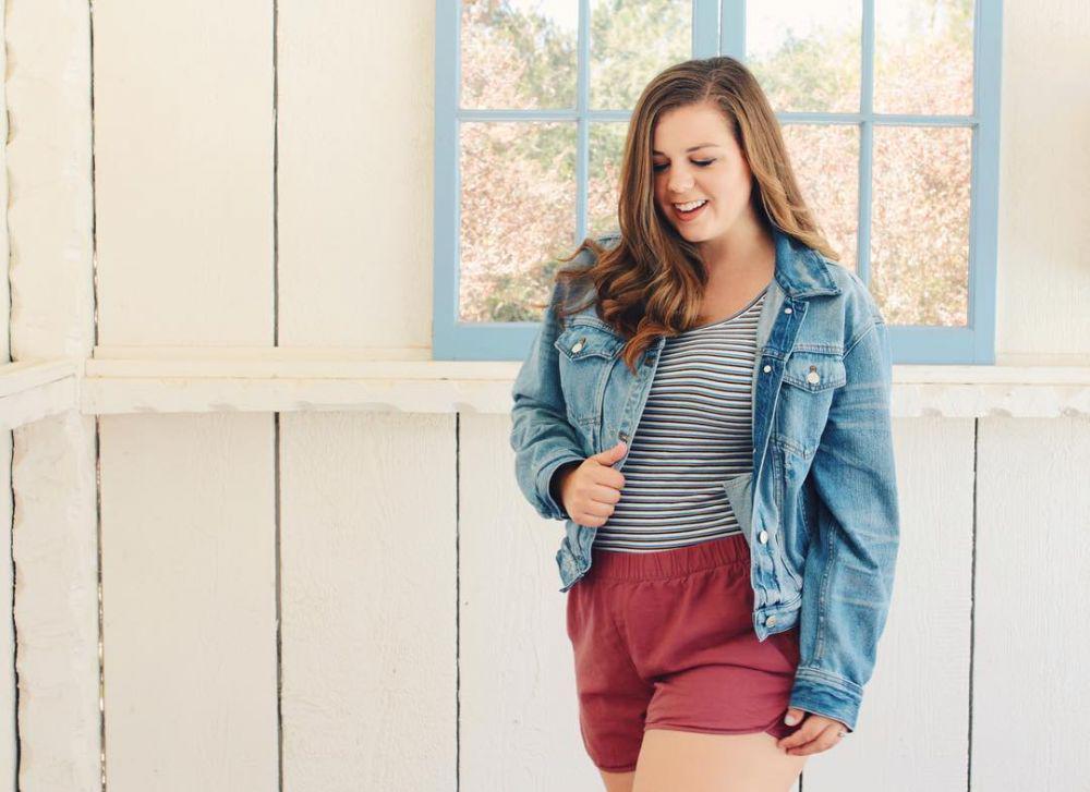8 OOTD Baju Garis-garis Tubuh Curvy ala YouTuber Sierra Schultzzie