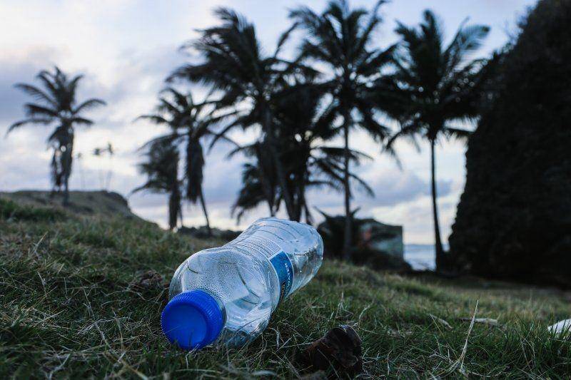 Ilustrasi air mineral kemasan plastik. unsplash.com/Brian Yurasits