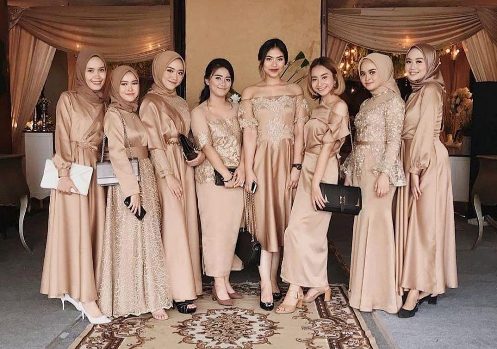 10 Inspirasi Model Gaun Bridesmaid Berbahan Satin, Anggun & Elegan!