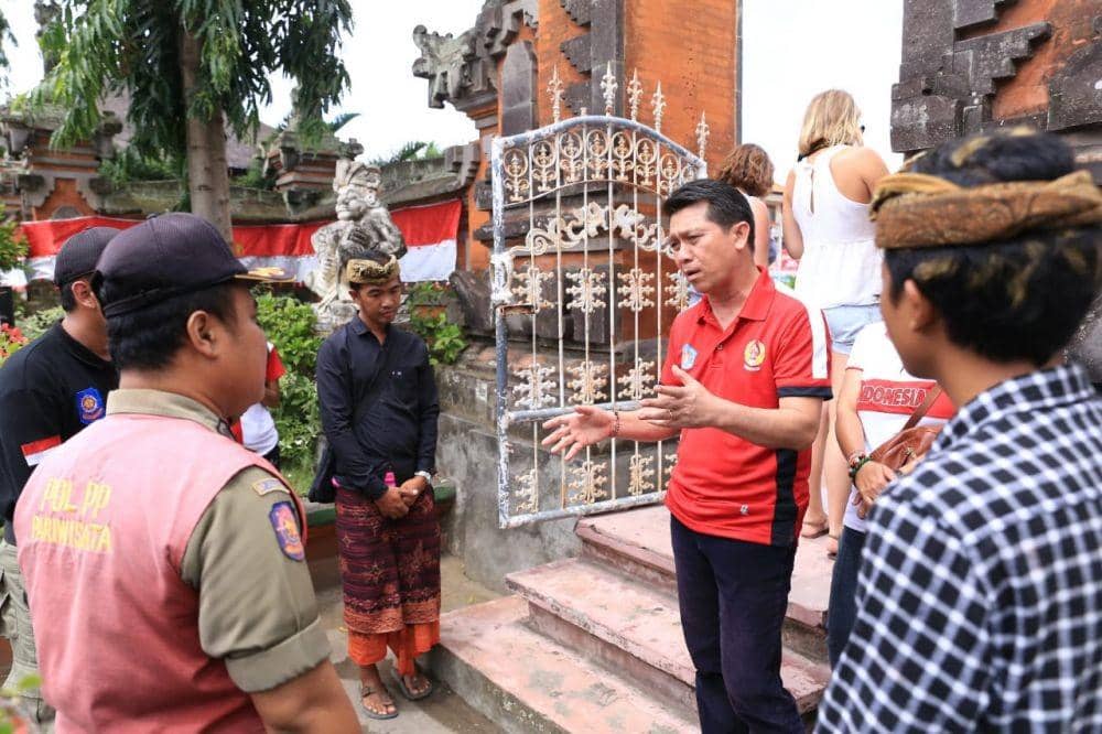 Baju warna merah: Bupati Klungkung, I Nyoman Suwirta. (Dok.IDN Times/Istimewa)
