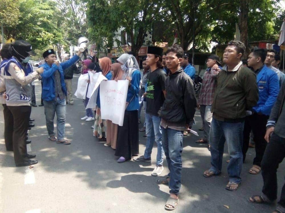 Hari Pertama Kerja, Anggota DPRD Lamongan Adu Mulut dengan Pedemo